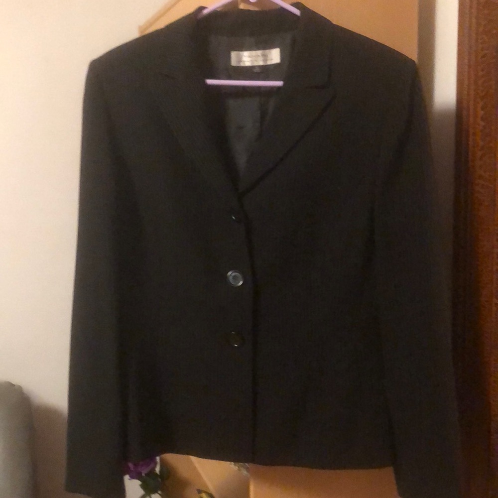 Women’s Tahari skirt suit